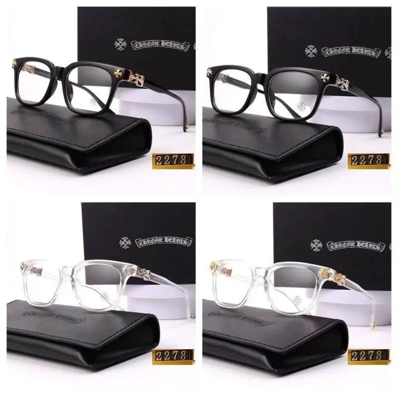 Cuatro gafas de montura negra y transparente con sus estuches, fotografiadas en dos filas
