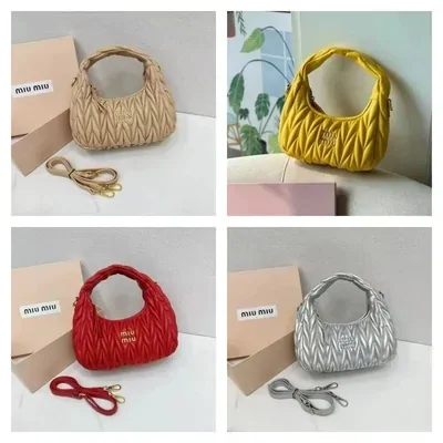 Cuatro bolsos acolchados tipo hobo en beige, amarillo, rojo y plateado