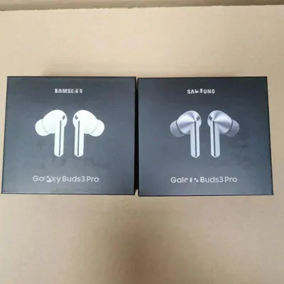 Dos cajas de auriculares inalámbricos vistas de frente