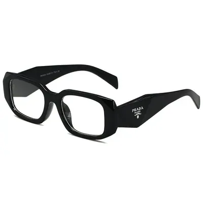 Gafas de montura rectangular negra vistas de frente sobre fondo blanco