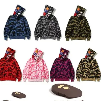 Sudaderas con capucha de camuflaje en varios colores, colgadas en dos filas