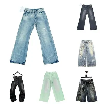 Vaqueros anchos en azul claro, gris, negro y verde menta, con unos pantalones cortos vaqueros