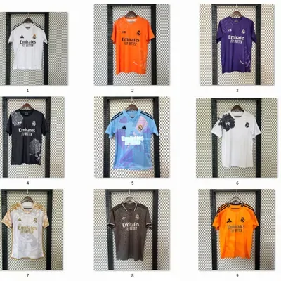 Nueve camisetas de fútbol de un mismo club en blanco, negro, naranja, morado y azul, colgadas en cuadrícula