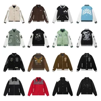 Doce chaquetas universitarias de distintos colores con parches bordados