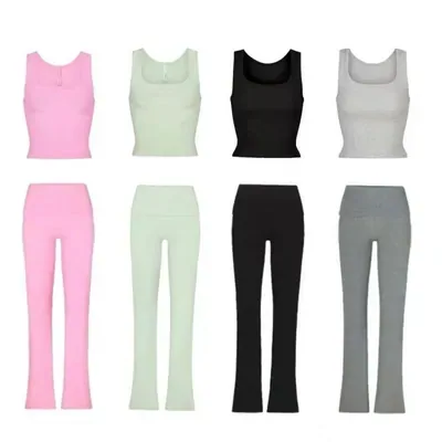 Conjunto deportivo de top corto y mallas acampanadas en rosa, verde, negro y gris